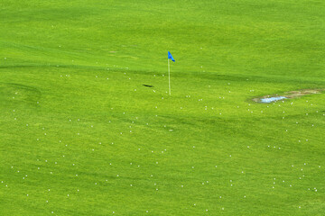Obraz premium Vibrant golf course and target flag