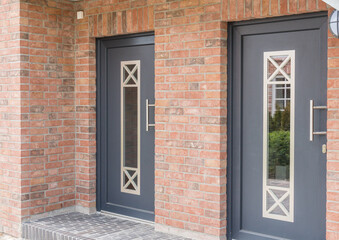 Haustüren in anthrazit eines Hauses