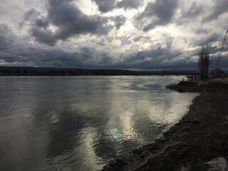 Obraz premium Evening view of the Colmbia River between Portland, Oregon and Vancover, Washington