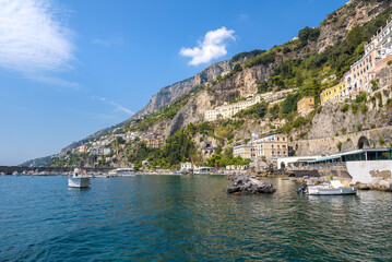 Fototapeta na wymiar Boats moored at the cliff coast in Amalfi