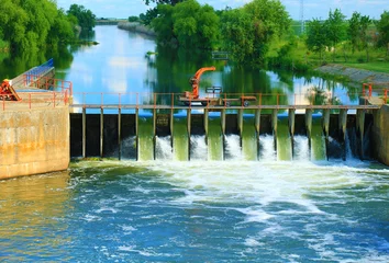 Foto op Plexiglas Dam Old dam on the river