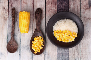 Streamed sweet corn with sweet sticky rice in coconut milk .