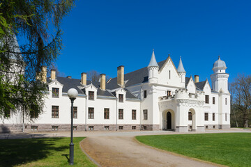 Fototapeta premium Alatskivi castle by sunny springtime