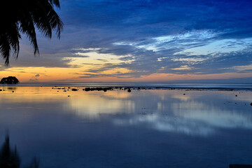 Moorea - maharepa (Polynésie Française)  : coucher de soleil sur le lagon.