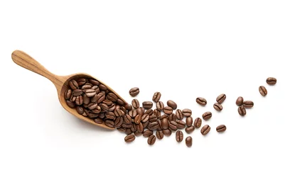 Rolgordijnen Coffee beans on wooden scoop isolated on white background © phive2015