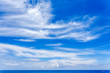 ciel bleu et nuages au-dessus de l'horizon 