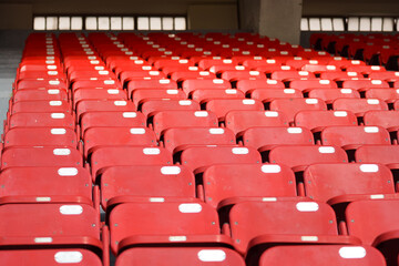Fototapeta premium Czerwone krzesła na stadionie