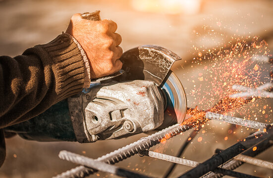 Man works circular saw