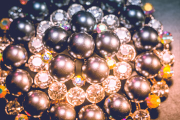 Black Pearl Round Brooch Retro