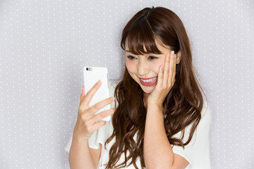 スマートフォン・喜ぶ女性