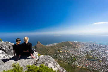 Gordijnen Two young women on top of Table Mountain, Cape town © kateapp
