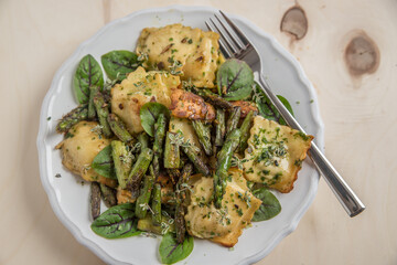 Ricotta Tortellini mit Spargel