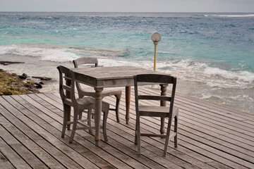 Rangiroa  (Polynésie Française)  : table de restaurant face au lagon