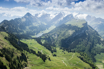 Panoramablick Alpstein Berge mit dem Seealpsee in der Mitte. St. Gallen, Appenzell, Schweiz