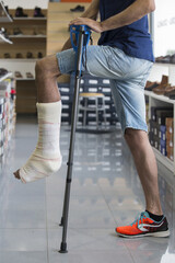 Foot soft splint for treatment of injuries from tendon inflammation.