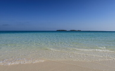 Fototapeta premium Plage de sable blanc de playa pilar et lagon de cayo guillermo