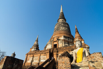 Fototapeta premium ワット・ヤイ・チャイ・モンコンの巨大仏塔
