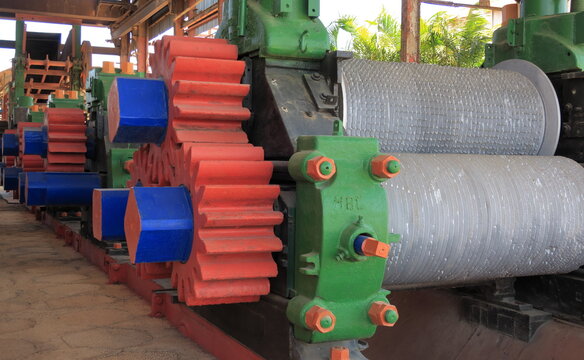 Broyeuses g&eacute;antes d'une usine de production de sucre de canne