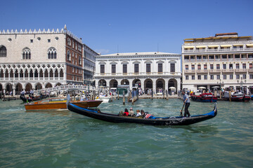 Fototapeta na wymiar Venezia tra laguna arte gondole e canali