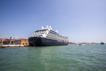 Fototapeta na wymiar Venezia tra laguna arte gondole e canali