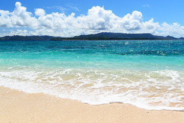 美しい沖縄のビーチと夏空
