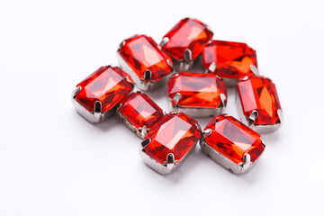 Naklejka premium Ruby loose gemstones pile on white background