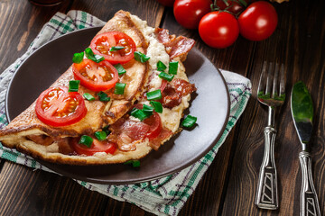 Omelette with bacon and tomatoes