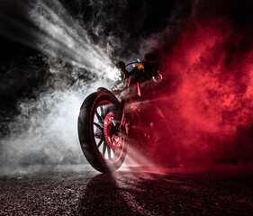 Naklejka premium Śmigłowiec motocyklowy dużej mocy w nocy.