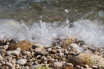 Onde del mare contro ciottoli