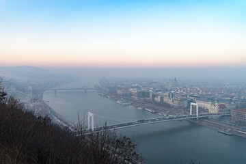 Fototapeta na wymiar ゲッレールトの丘から見るブダペスト市街の風景