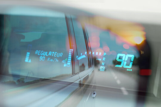 vitesse limite limitation rouler voiture quatre vingt dix kilomètre heure respecter radar route national départemental régulateur contrôle tableau de bord indication signalétique électronique