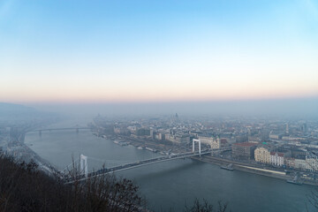 Fototapeta na wymiar ゲッレールトの丘から見るブダペスト市街の風景