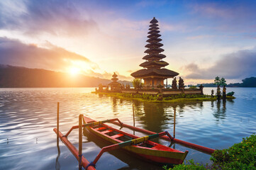 pura ulun danu bratan temple in Bali, indonesia. - obrazy, fototapety, plakaty
