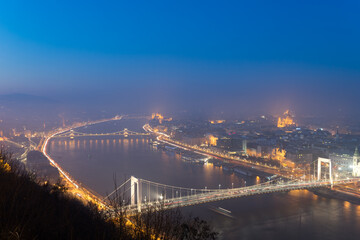 Fototapeta na wymiar ゲッレールトの丘から見るブダペスト市街の夜景