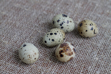 Obraz premium Several quail eggs on burlap. Close-up