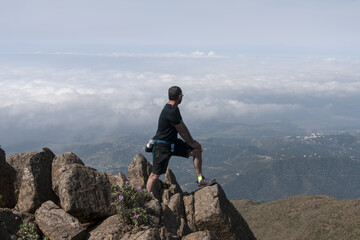 Obraz premium hombre que practica el deporte del senderismo en la montaña