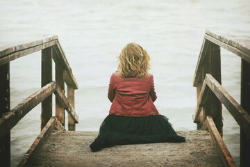 mujer pensativa mirado el mar