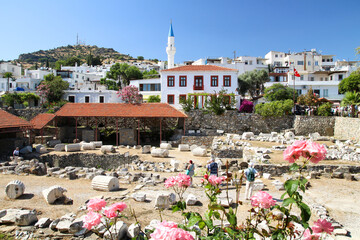 Blick auf die Ausgrabungen von Halikarnassos mit Touristen (Bodrum, Türkei)