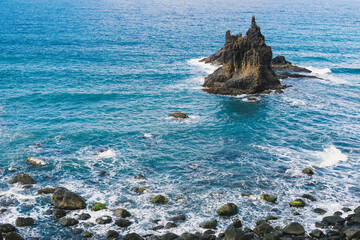 Obraz premium Lonely rock in the ocean