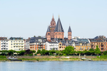 Fototapeta na wymiar Panorama von Mainz mit St. Martin Dom bei wolkenlosen Himmel