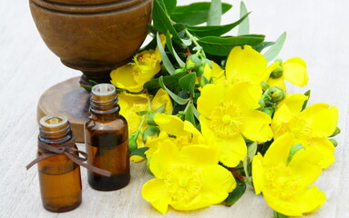 huile essentielle de millepertuis sur fond bois