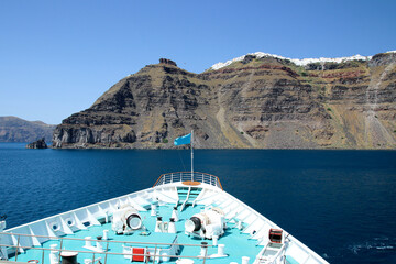 Bug eines Kreuzfahrtschiffes mit beeindruckender Kulisse der Insel Santorin und Ort Imerovigli © Tanja Wilbertz