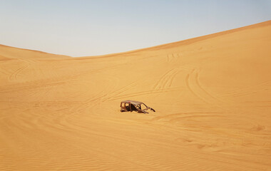 Fototapeta na wymiar Autowrack in der Wüste