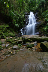 Fototapeta premium Cachoeira veu de noiva (Bridal veil waterfall), Maringa, Rio de Janeiro, Brazil. Daylight long exposure photography. No people.