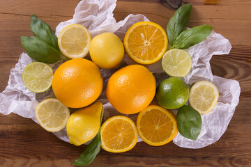 Świeże cytrusy na drewnianym stole © Alicja