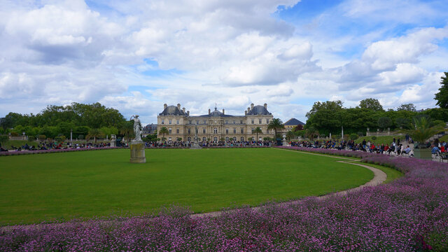 Photo of Luxemburg gardens with beutiful clouds on a spring morning, Paris, France