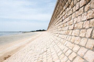 digue île de ré marée océan vague tempête construction sable retenir montée eau marche mur...
