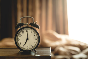 Naklejka premium black vintage alarm clock in bedroom morning with sunlight from window