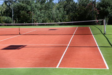 Tennisplatz mit Kunstbelag im Nachmittagslicht