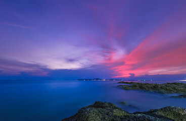 Fototapeta premium Colorful sky on beautiful pattaya beach at dust, Thailand.